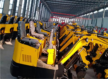 廠房內整齊陳列的小型挖掘機
